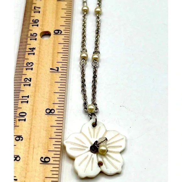 Vintage-Inspired Freshwater Pearl & Flower Pendant Necklace - Picture 5 of 5